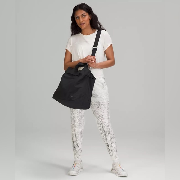 lululemon athletica Handbags - Lululemon | On My Level Bag 2.0 19L black crossbody with top handle gym travel